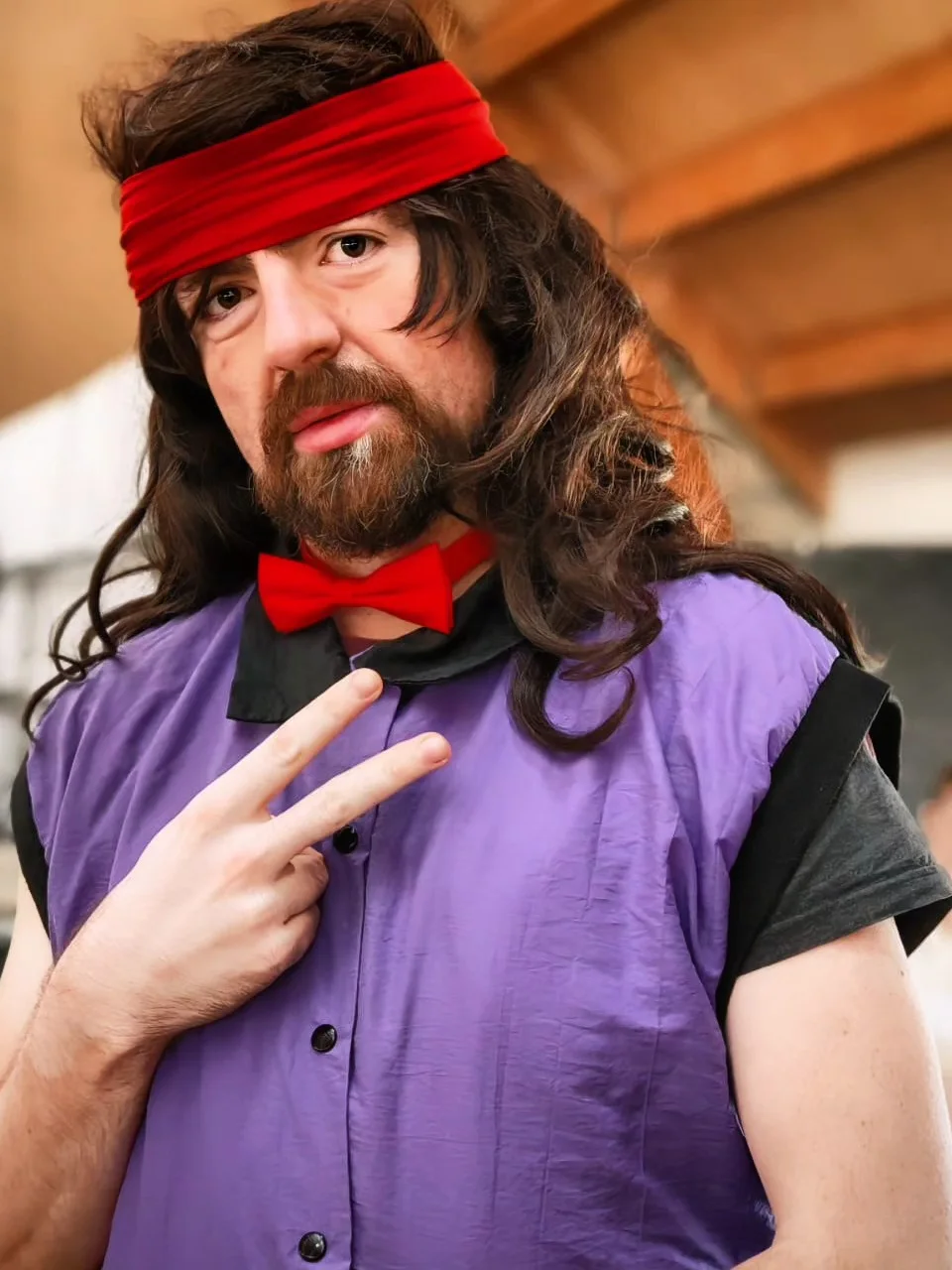Alan Picol en costume violet et nœud papillon rouge pour Joutes Olympiques