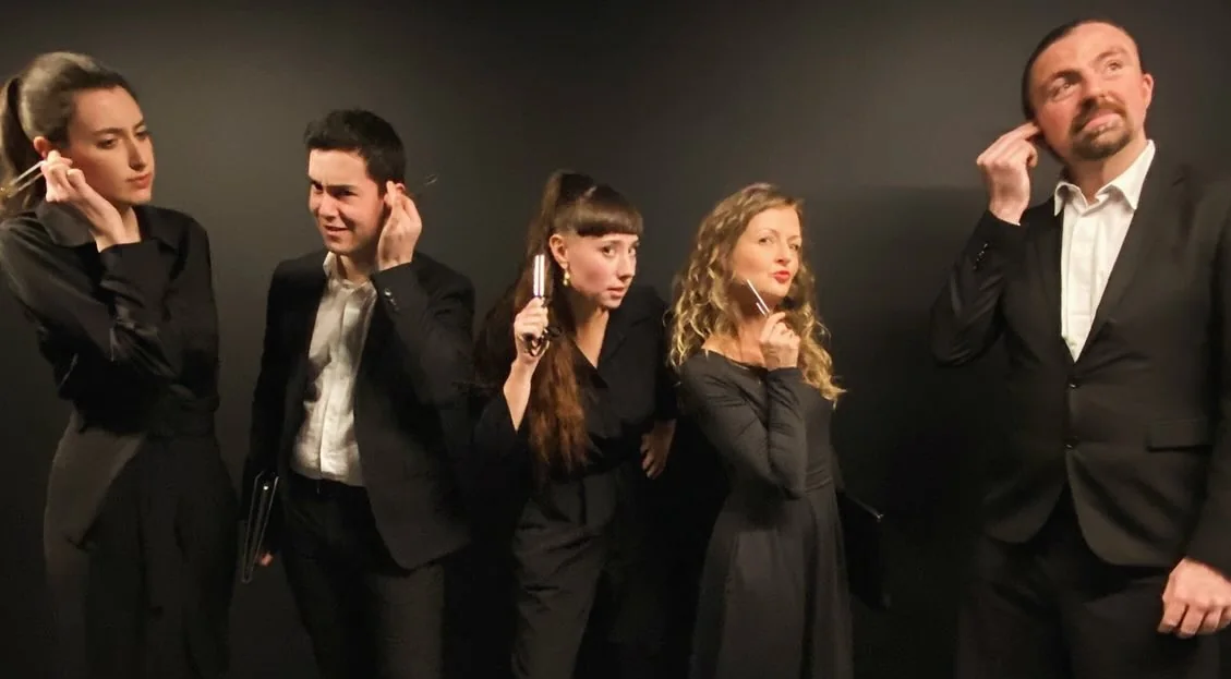 Alan Picol aux côtés de quatre chanteuses pendant le travail du Requiem de Ligeti